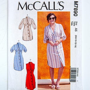 Op de afbeelding: McCall's M7890 naaipatroon. Het patroon bevat vier jurk ontwerpen, waaronder een gestreepte button-down jurk. Het patroon bevat maten A5 (6-8-10-12-14). De afbeelding toont een vrouw die een gestreepte jurk draagt.