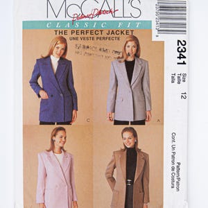 Puede incluir: Un patrón de costura para una chaqueta de corte clásico. El patrón incluye instrucciones para tres estilos diferentes de chaquetas: una chaqueta de doble botonadura con tela azul, una chaqueta de botonadura simple con tela gris y una chaqueta de botonadura simple con tela marrón. El patrón es para la talla 12.