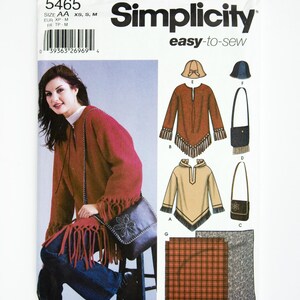 Op de afbeelding: Simplicity naaipatroon 5465. Het patroon bevat instructies voor het maken van een poncho, hoed en tas. De afbeelding toont een vrouw die een rode poncho met franjes en een zwarte tas draagt. Het patroon toont ook stofstalen.