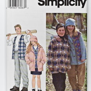 Puede incluir: Patrón de costura Simplicity número 9238 para las tallas AA 7, 8, 10. El patrón incluye instrucciones para hacer una chaqueta con estampado azul y blanco, una chaqueta rosa, un chaleco a cuadros y un pantalón marrón.