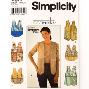 Może przedstawiać: Wzór krawiecki Simplicity 8630 dla kamizelek, prezentujący różne projekty. Wzór zawiera wiele stylów kamizelek z różnymi wyborami tkanin i detalami. Opakowanie przedstawia kobietę w kamizelce, z logo Simplicity i informacjami o rozmiarze.