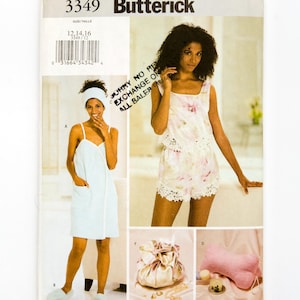 Pode incluir: Um envelope de padrão Butterick com imagens de roupa de dormir e acessórios. O envelope mostra uma mulher em roupão branco de felpo, um conjunto de pijama com estampa floral, uma bolsa de cetim e uma almofada de pescoço rosa. O número do padrão é 3349.