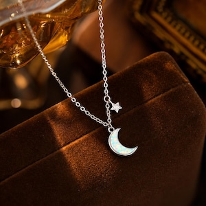 Witte opaal maan- en sterhangerketting in sterlingzilver, kleine maansikkel en sterketting met bijpassende oorbellen, celestial, space