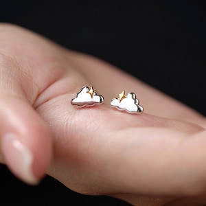 Minimalistische Wolke und Stern Ohrstecker in Sterling Silber, Wolke Ohrringe mit kleinem Gold Stern