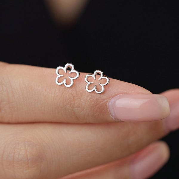 繊細な花のスタッドピアス、ゴールドまたはシルバーのデイジーのアウトラインピアス、女性への繊細でミニマルなボタニカルジュエリーギフト