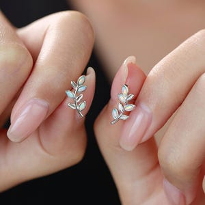 Pendientes de hoja de olivo con ópalo blanco, pendientes de rama de árbol en plata de ley, pendientes de hoja, rama de olivo