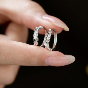 スターリングシルバーのフェザーイヤリング、小さなフープイヤリング、ゴールドとシルバーの小さなフェザーチャームフープ