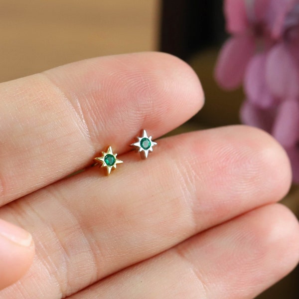 Puces d'oreilles Super Tiny Starburst avec cristaux verts CZ, Boucles d'oreilles Super Tiny Star en argent sterling avec fond vissé, Hélice, Deuxième lobe d'oreille