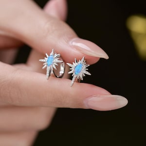 Brincos de argola Opal Starburst em prata esterlina, brincos de estrela de opala branca e azul