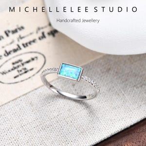 Rechthoekige opaal sterlingzilveren ring met kristallen, witte en blauwe opaalring