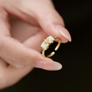 Anillo ajustable de ópalo y estrella, anillo Starburst, anillo de ópalo blanco y azul, piedra de nacimiento