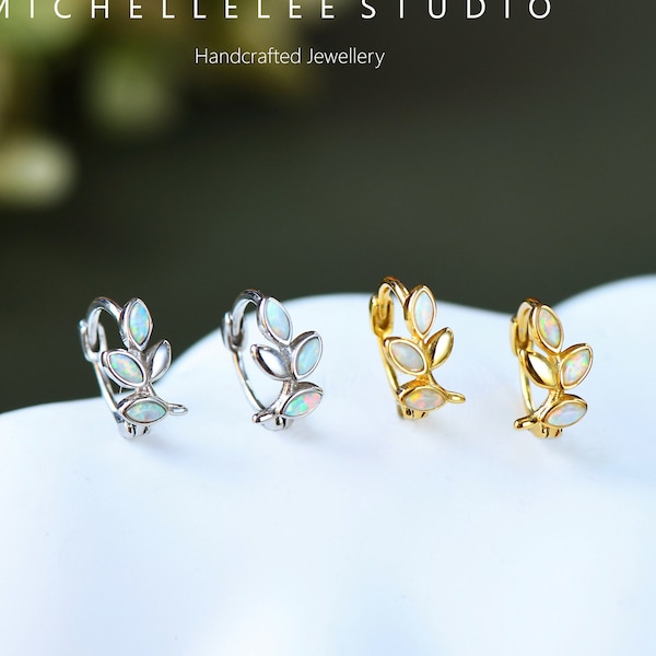 Delicati orecchini a cerchio a forma di foglia d'ulivo in opale bianco, in argento sterling, con opale di fuoco e ramo d'ulivo.