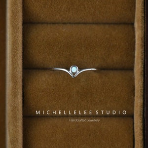 Winziger Opal Perlenring, Zierlicher weißer Opal Sterling Silber Ring, Edelstein Ring, Geschenk für Sie, Oktober Geburtsstein