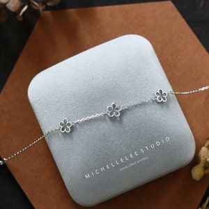 Sierlijke bloem Sterling zilveren armband, Daisy Flower ketting met bijpassende oorbellen, vergeet me niet afbeelding 1