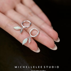 Pendientes de aro delicados con hojas de ópalo blanco, pendientes de aro con hojas de árbol de cristal, regalo para ella.