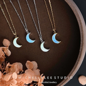 Witte opaal maan hanger ketting in sterlingzilver, kleine halve maan ketting met bijpassende oorbellen, celestial, Space
