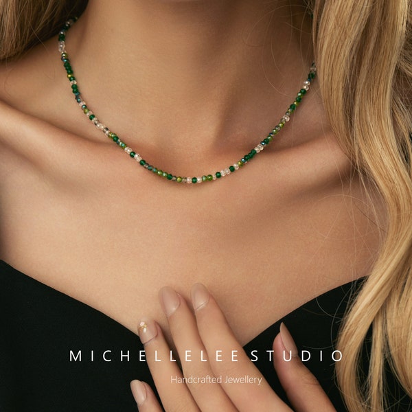 Petit tour de cou perlé en cristal vert, collier en porcelaine verte et blanche étincelante, collier empilable, cadeau pour elle