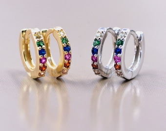 Piccoli orecchini a cerchio Huggie arcobaleno in argento sterling, cerchi color arcobaleno con pavé di CZ