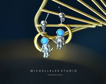 Puces d'oreilles astronaute astronaute en argent sterling, boucles d'oreilles astronaute avec casque en opale blanche et bleue, boucles d'oreilles spatiales miniatures, planète