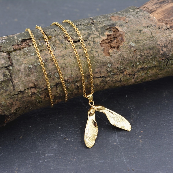 Collar con colgante de semilla de sicomoro chapado en oro, joyería inspirada en la naturaleza.
