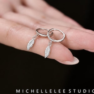 Orecchini pendenti a forma di piuma in argento sterling, piccoli cerchietti con ciondoli a forma di piuma testurizzata, delicato gioiello boho, regalo perfetto per lei.