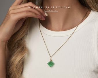 Nupuyai Collana con ciondolo a forma di punto di cristallo, per donne e
