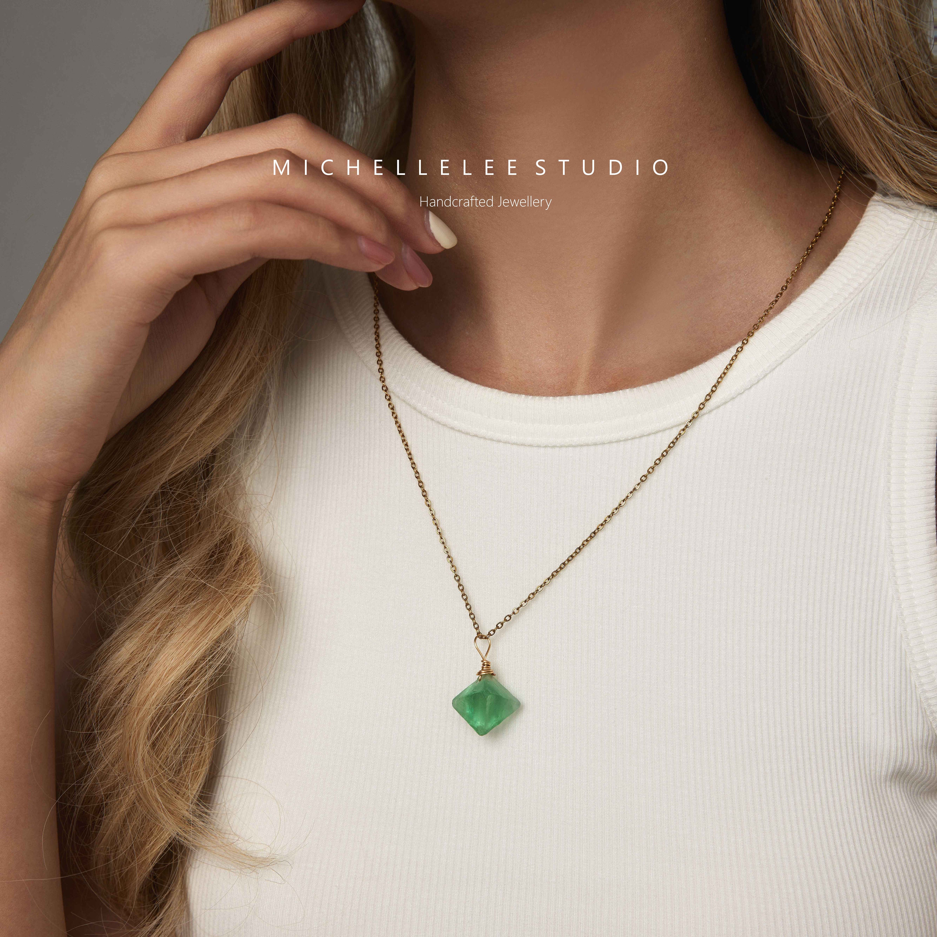 Collier En Fluorite Verte Naturelle - 19 Perles Sculptées En Melon Musclé, 640 Carats, Neuves