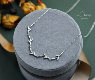 Collana Con Ciondolo Foglia D'Ulivo In Argento 925 E Zirconi - Gioiello Elegante Per Donna, Idea Regalo Per Compleanno O Matrimonio