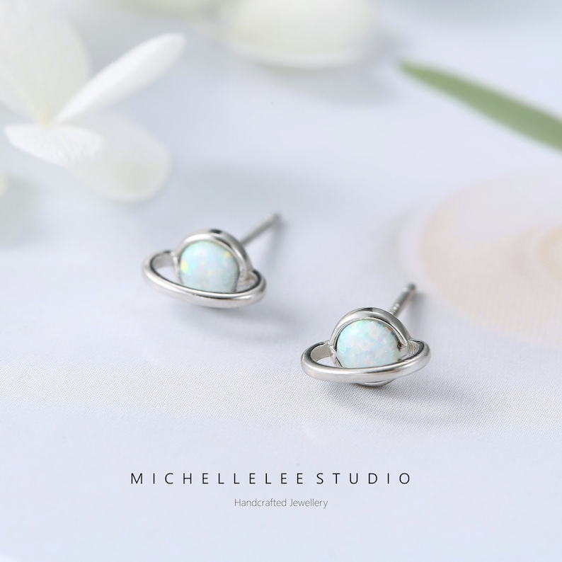 White Fire Opal Planet Stud Oorbellen, Saturn Oorbellen, 18K vergulde Fire Opal Bead Stud, minimalistisch geometrisch afbeelding 8