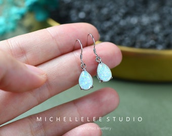 Minimalistische druppel Fire Opal Hook Oorbellen, Grote Blue Opal en White Opal Drop Oorbellen, Bijpassende ketting beschikbaar