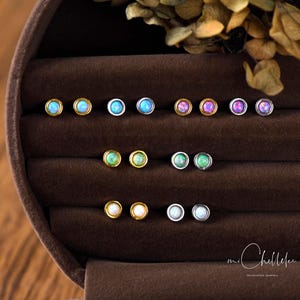 Winzige Opal Ohrstecker, Synthetischer Opal, 3 mm