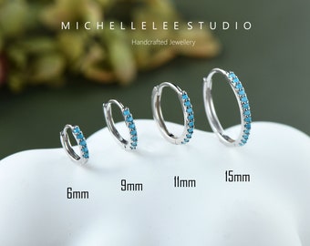 Piccoli orecchini a cerchio Huggie con pietre turchesi in argento sterling, orecchini a cerchio blu turchese con pavé di CZ, orecchini a cerchio geometrici minimalisti