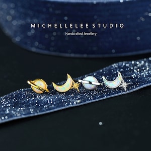 Boucles d&#39;oreilles en argent sterling lune opale blanche et Saturne, boucles d&#39;oreilles lune et planète étoiles dépareillées, pierre de naissance, cadeau pour elle