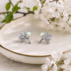 Weiße Opal Blatt Ohrstecker, Gold botanische Ohrringe, Sterling Silber Natur Schmuck Geschenk für sie