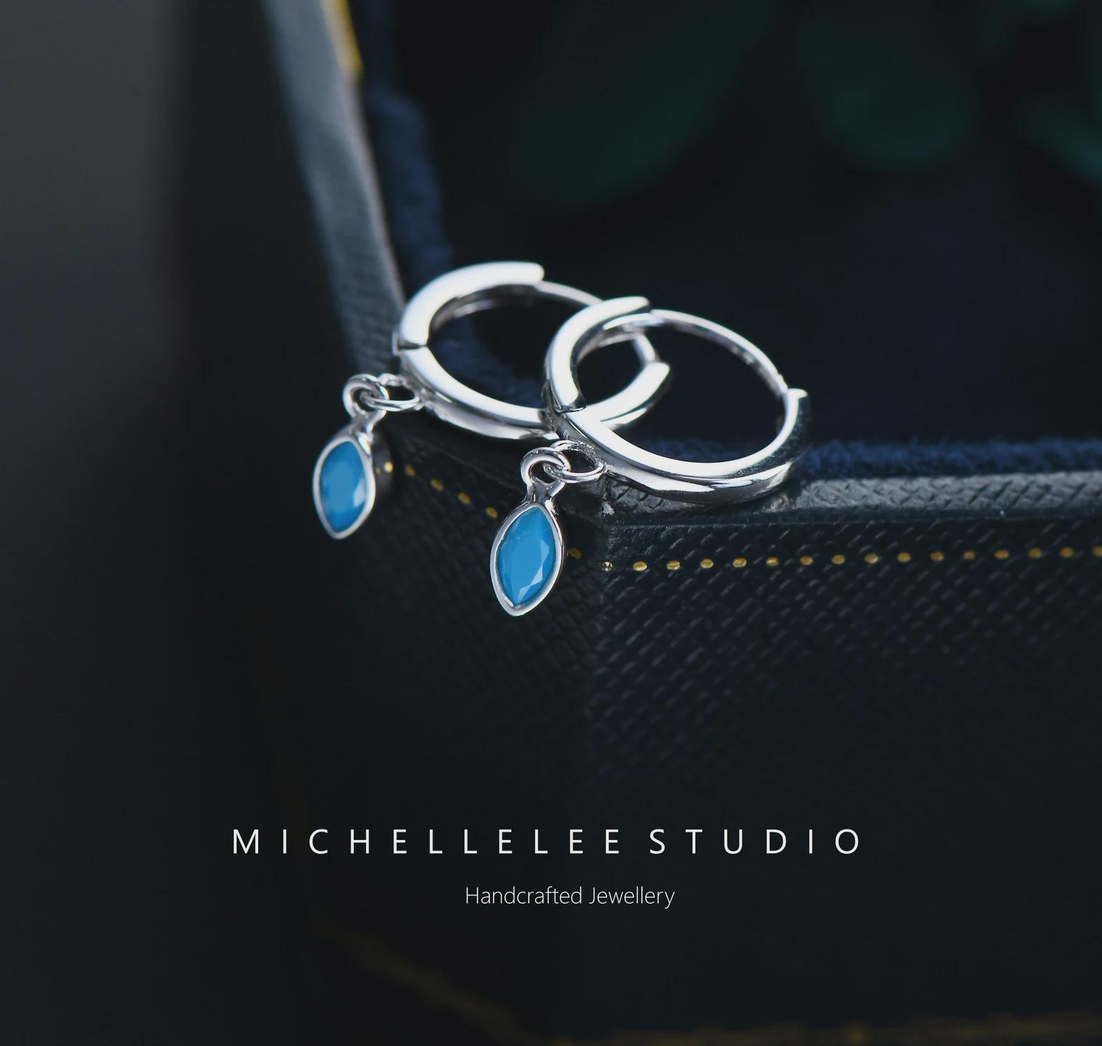 Orecchini a cerchio Huggie in argento sterling con opale marquise. - Italia