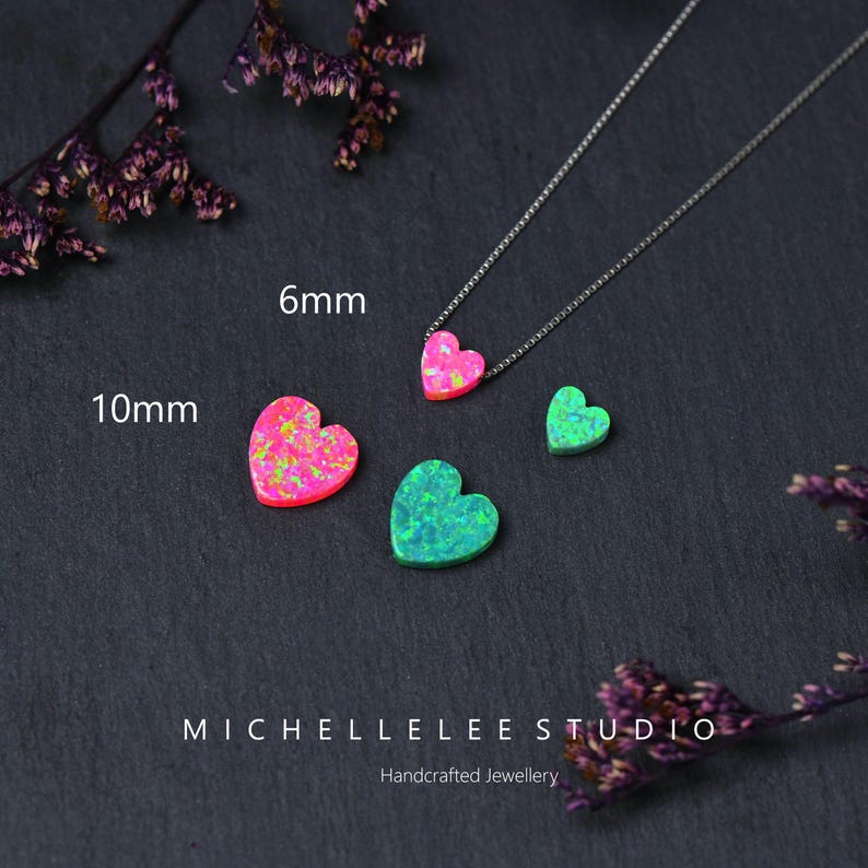 K&ouml;nnte beinhalten: Eine Sammlung von herzf&ouml;rmigem Opalschmuck. Das Bild zeigt eine Halskette mit einem 6-mm-Anh&auml;nger in Herzform in Rosa und lose 10-mm-Herzen in Rosa und Gr&uuml;n. Der Schmuck ist handgefertigt. Der Text "MICHELLELEE STUDIO" und "Handcrafted Jewellery" sind sichtbar.