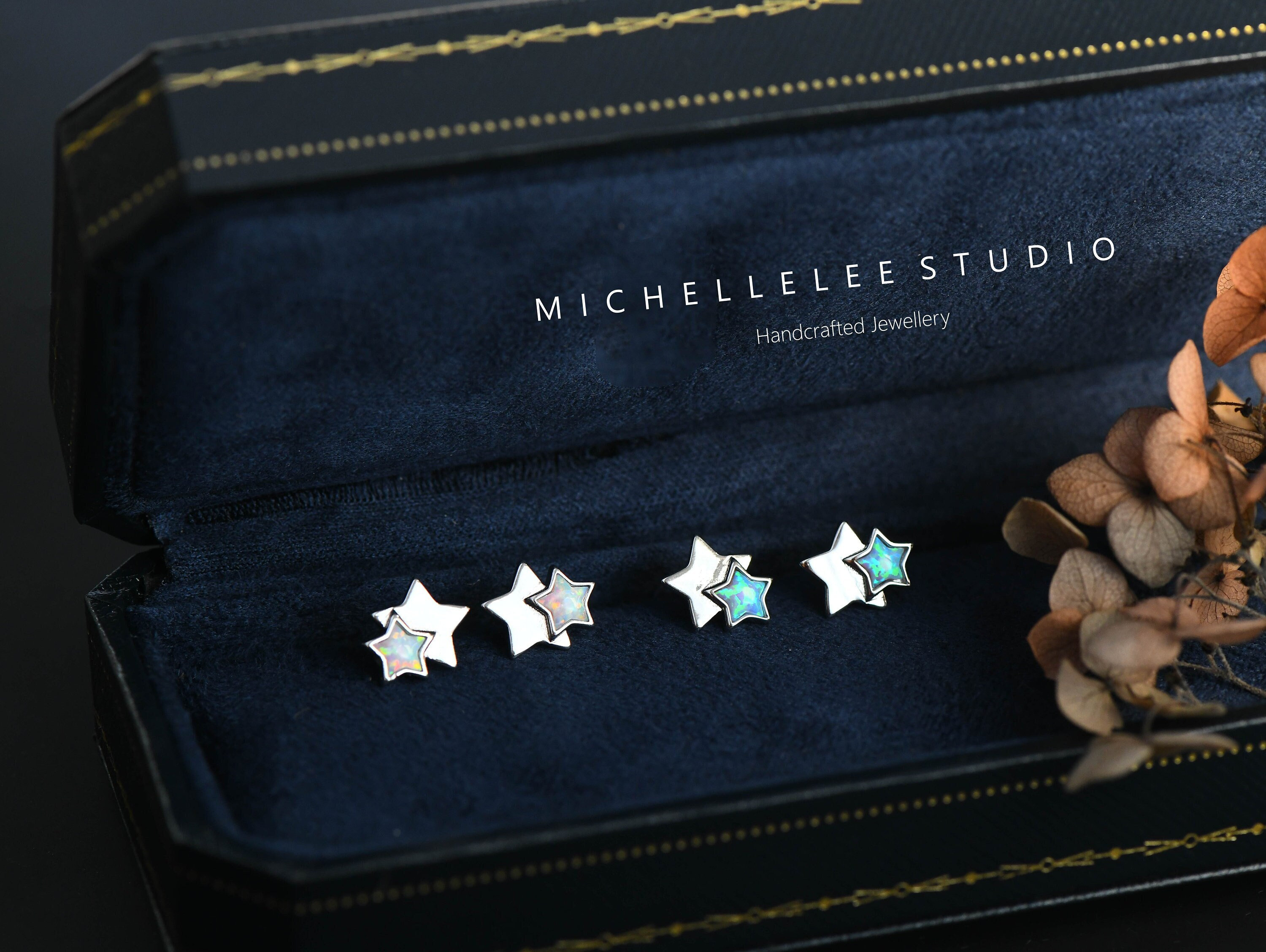 Pendientes de doble estrella con ópalo blanco en plata de ley, pendientes de estrella con ópalo de fuego, diseño geométrico minimalista, piedra natal de octubre