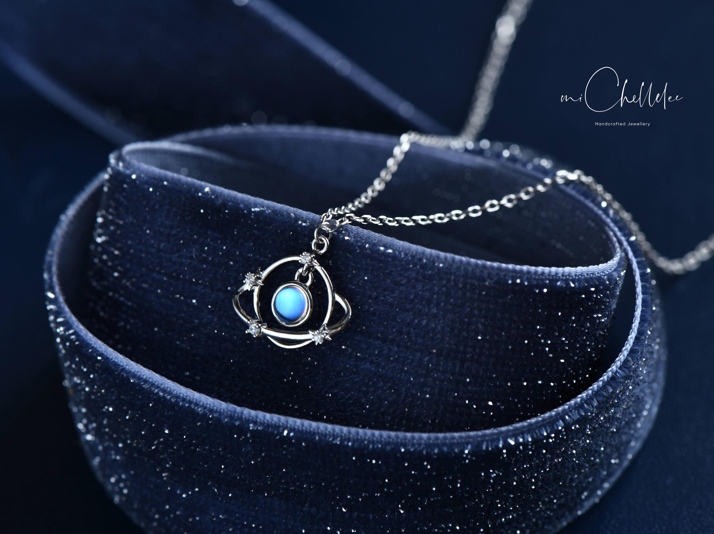 アクセサリー kensscratch moon-s-neck N-011 Blue Moonstone Saturn Necklace, Sterling Silver Planet Pendant