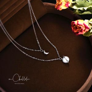 Collana con ciondolo a forma di pianeta e luna in opale bianco, collana di Saturno, collana celeste, collana spaziale, opale di fuoco
