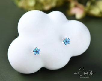 Kleine Opal Flower Sterling Silver Stud Oorbellen met schroefruggen, witte en blauwe opaalbloemoorbellen, cadeau voor haar