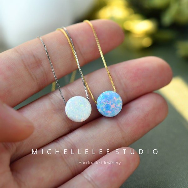 Grand collier de perles d'opale, collier avec pendentif rond opale blanche et bleue, collier en argent sterling avec pierres précieuses délicates