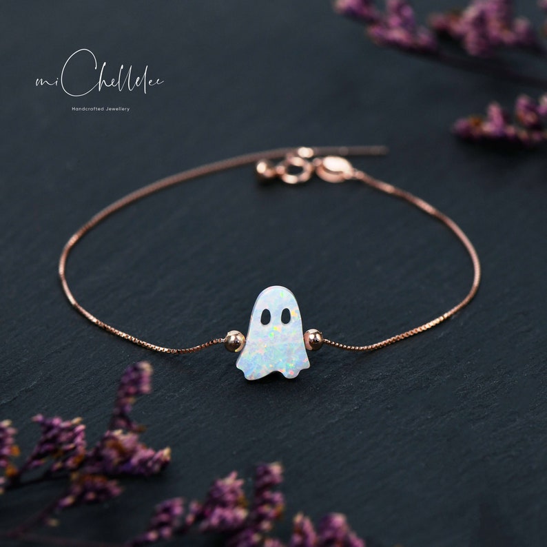 Pu&ograve; includere: Un delicato bracciale a catena in oro rosa con un ciondolo centrale a forma di fantasma in opale bianco iridescente, caratterizzato da due piccoli fori scuri per gli occhi. Il ciondolo &egrave; affiancato da due piccole perline in oro rosa.