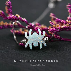 Halloween spindelopalarmband, eldopal tarantelarmband, vitt och svart opalarmband med kedja i sterlingsilver, opalsmycken bild 4
