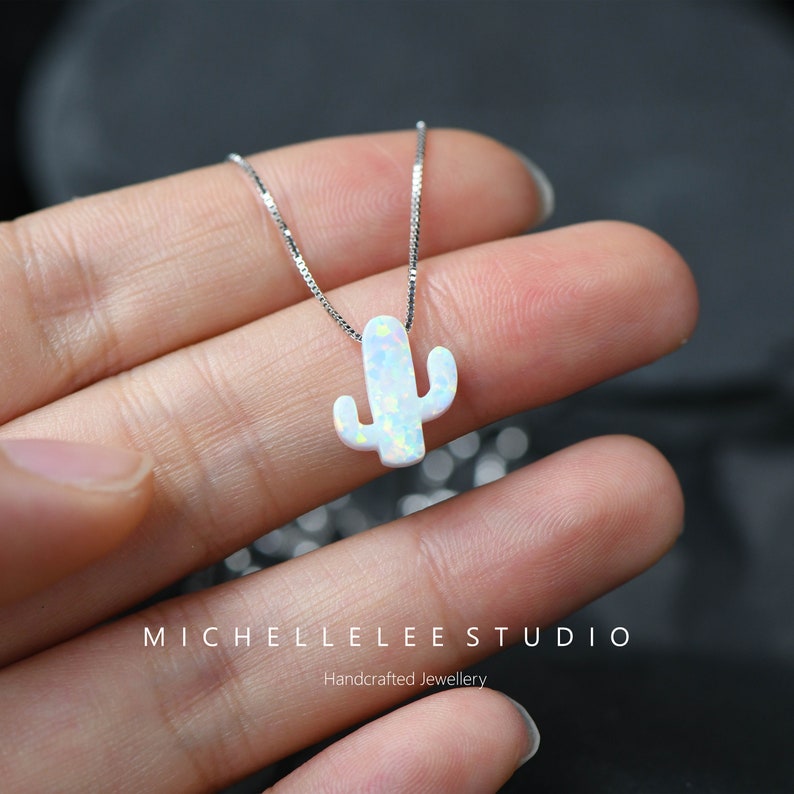 Op de afbeelding: Een zilveren ketting met een witte opaal cactus hanger. De hanger is een eenvoudig, minimalistisch ontwerp en perfect voor dagelijks gebruik.