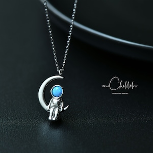 Collana con ciondolo astronauta spaziale, collana pendente astronauta in argento sterling con opale bianco e blu, spazio in miniatura