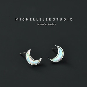Weißer Opal Mond Ohrstecker, kleine Halbmond Ohrstecker aus Sterling Silber