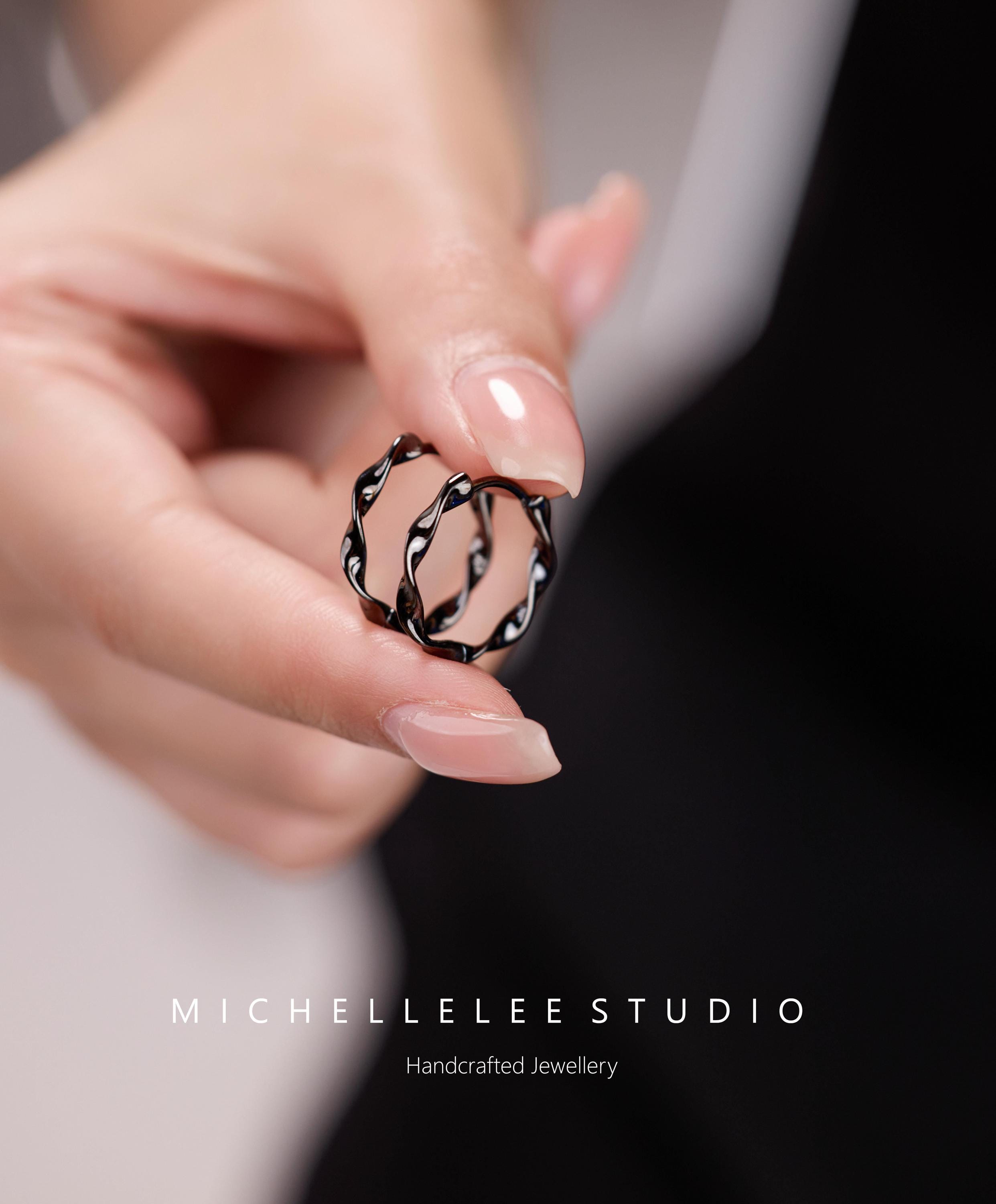 Orecchini a cerchio Huggie con strisce di Mobius in argento sterling