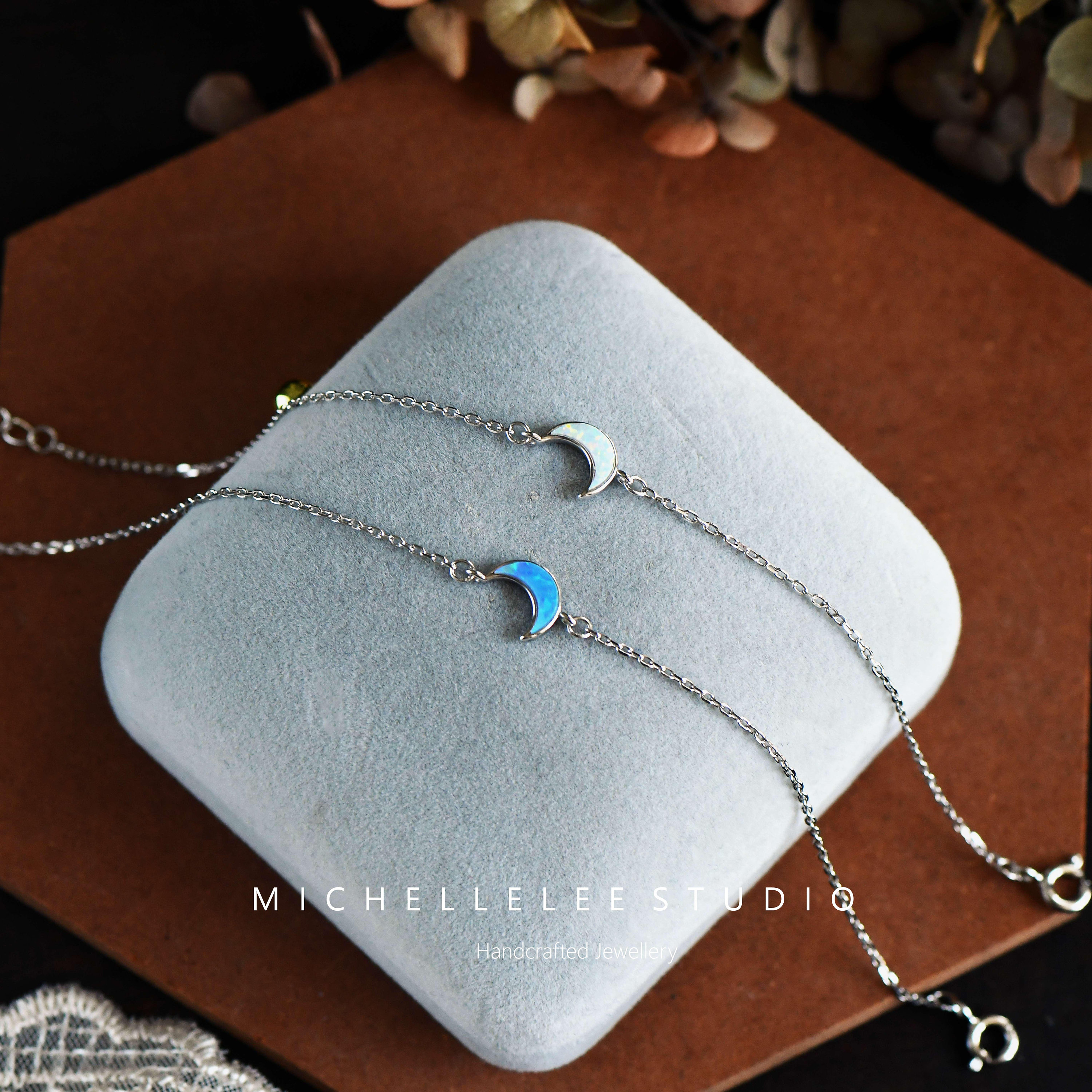 Braccialetto in pietra di luna con charm Mezzaluna