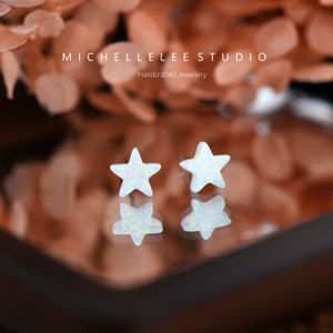 Tiny Star Opal-oorbellen, Fire Opal-oorbellen, witte opaaloorbellen, Opal Star-oorbellen bijpassende ketting beschikbaar, Opal-sieraden