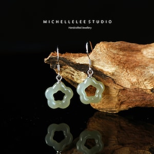 Boucles d'oreilles crochet fleur de jade vert naturel, boucles d'oreilles en argent sterling avec fleur de jade naturelle, cadeau pour elle, collier assorti disponible